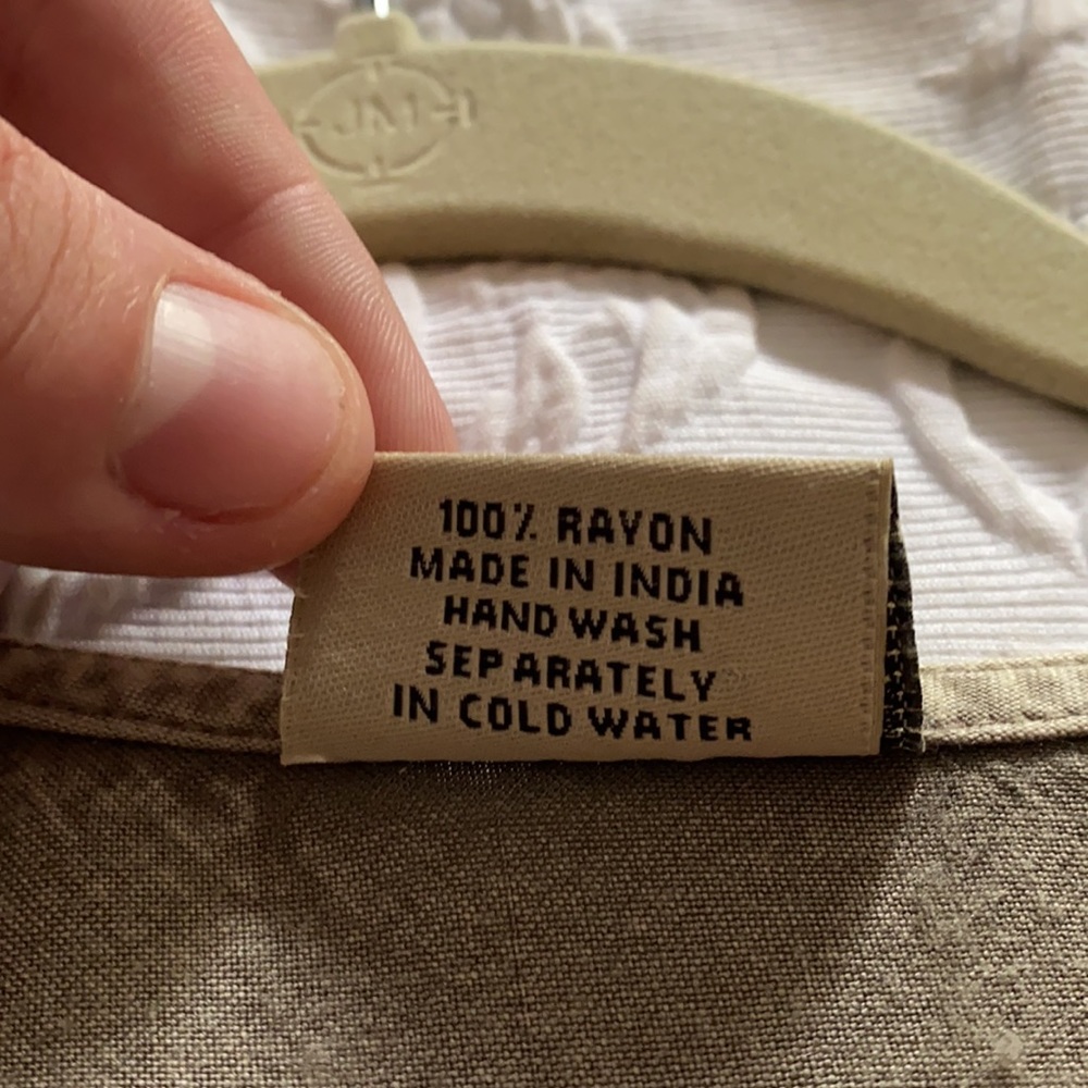 Devi One-Size-Fits-Most Button Top - Picture 4 of 4